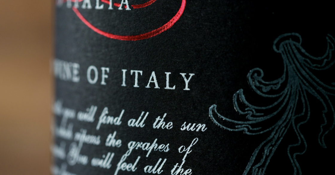 Nell'immagine è raffigurata un etichetta di un vino prodotto in Italia