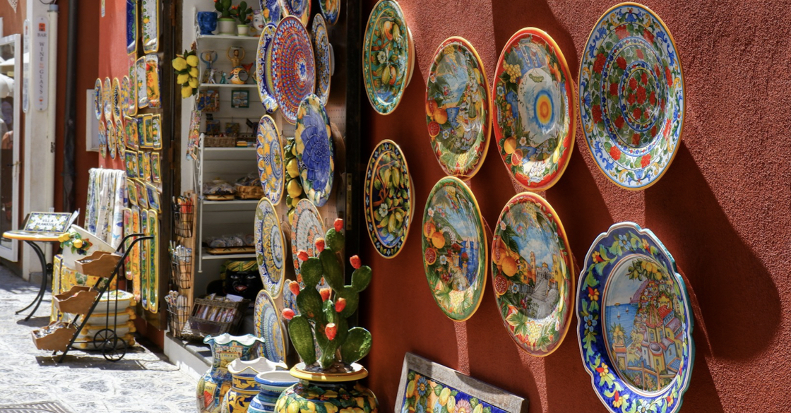 Immagine di piatti in ceramica decorati