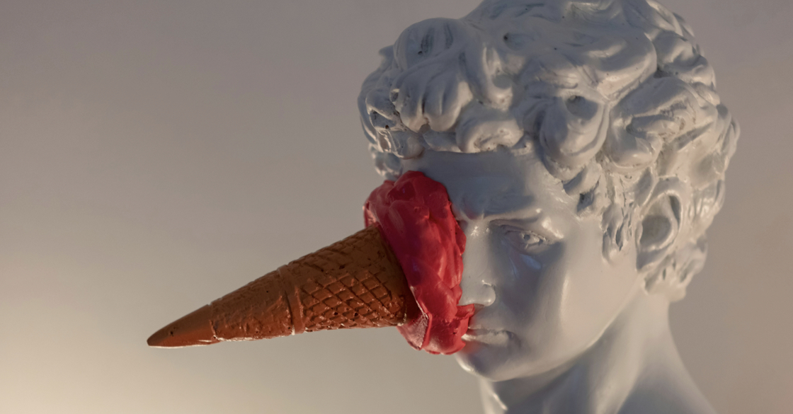 Nell'immagine è rappresentato un cono gelato che colpisce in volto il David di Michelangelo