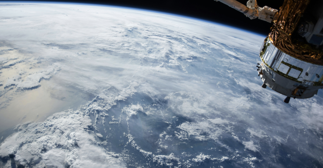 Immagine di un satellite che orbita introno alla terra