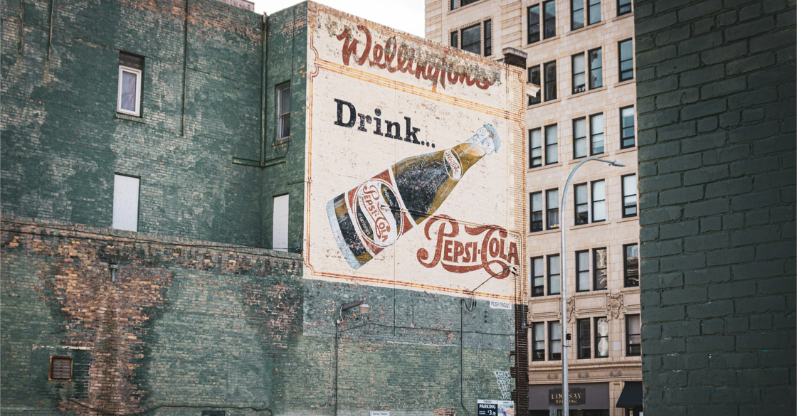 Nell'immagine è raffigurato un graffito di un marchio storico, Pepsi-cola