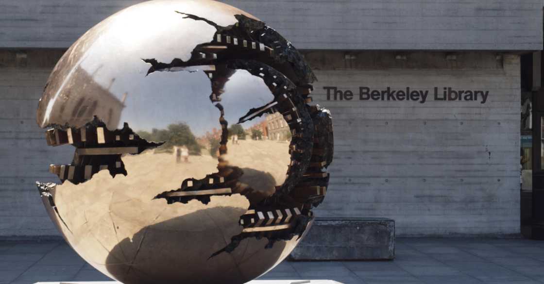 La foto rappresenta una sculta di bronzo di Arnaldo Pomodoro. Nello specifico è l'opera "Sfera con sfera"