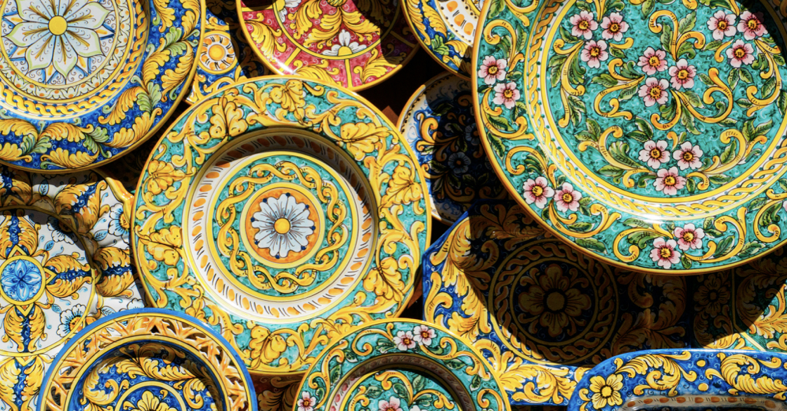 Sono raffigurati dei piatti in ceramica decorati